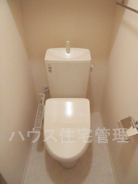 拡大写真:高槻市栄町4丁目 1階102のシャワー付トイレ