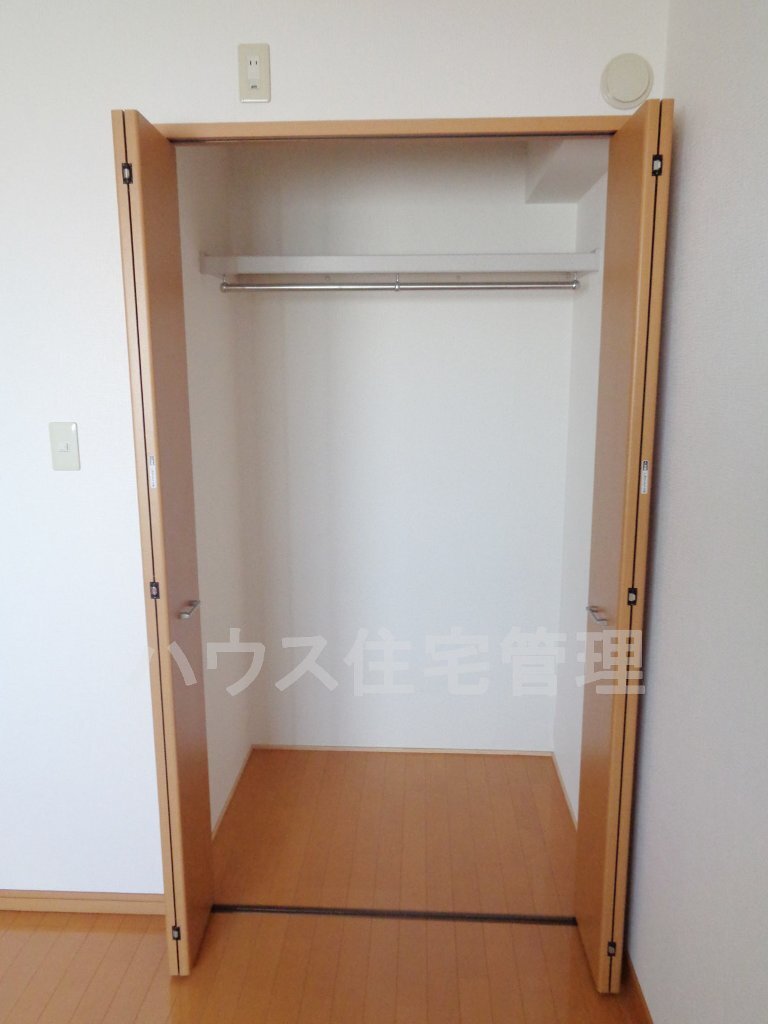 拡大写真:高槻市大冠町2丁目 2階202のクローゼット