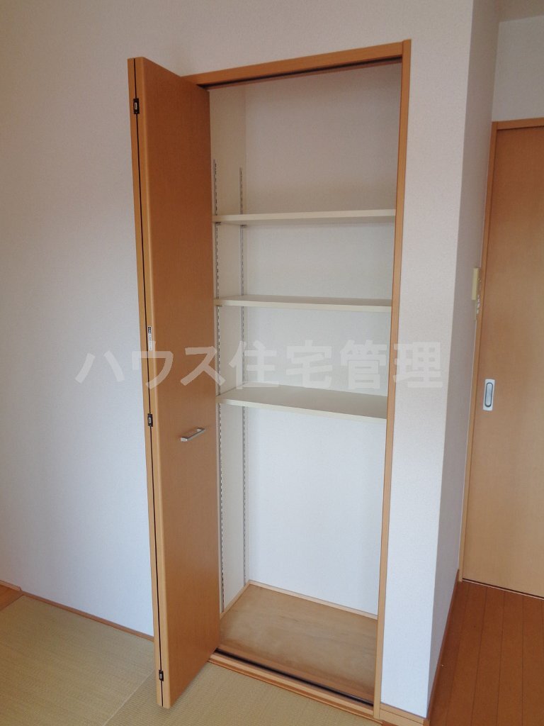拡大写真:高槻市大冠町2丁目 2階202の収納