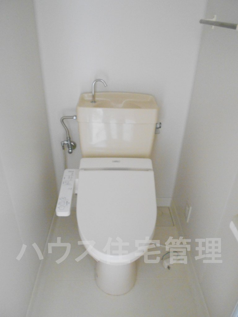 拡大写真:高槻市今城町 3階305のシャワー付トイレ