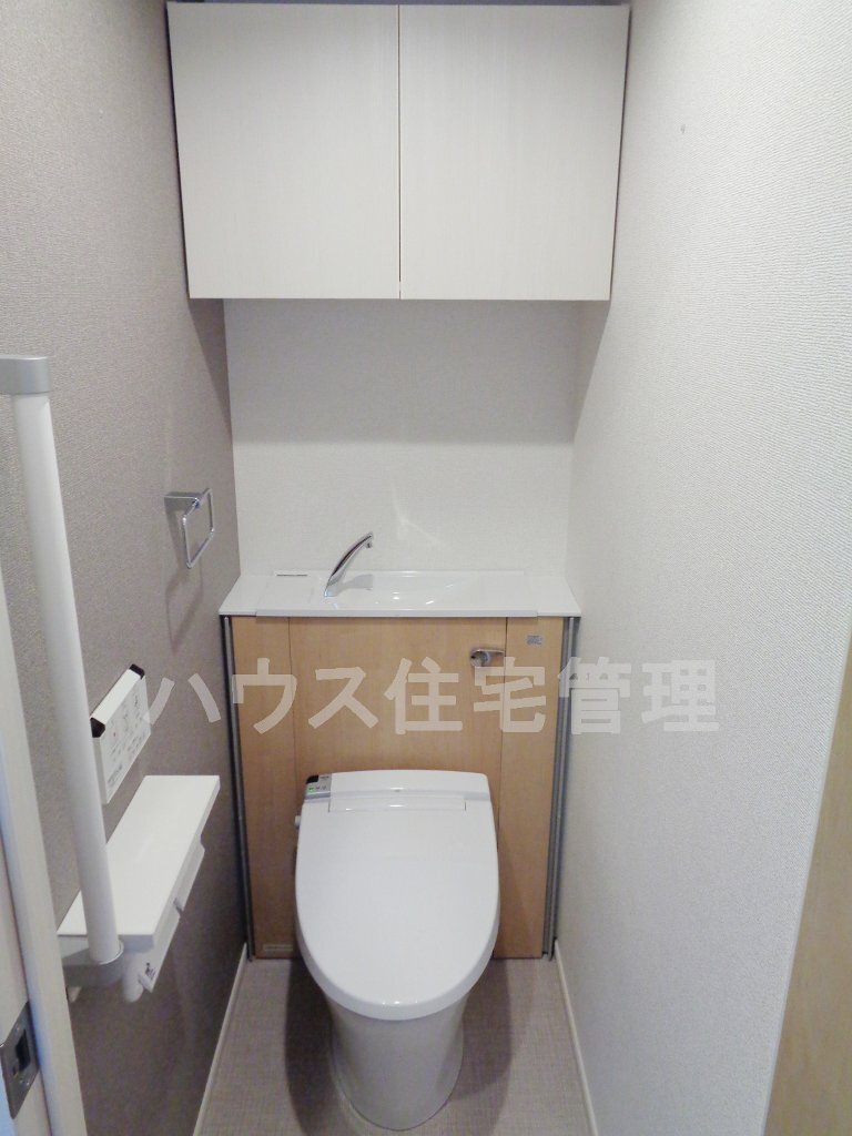 拡大写真:高槻市北園町 7階702のシャワー付トイレ