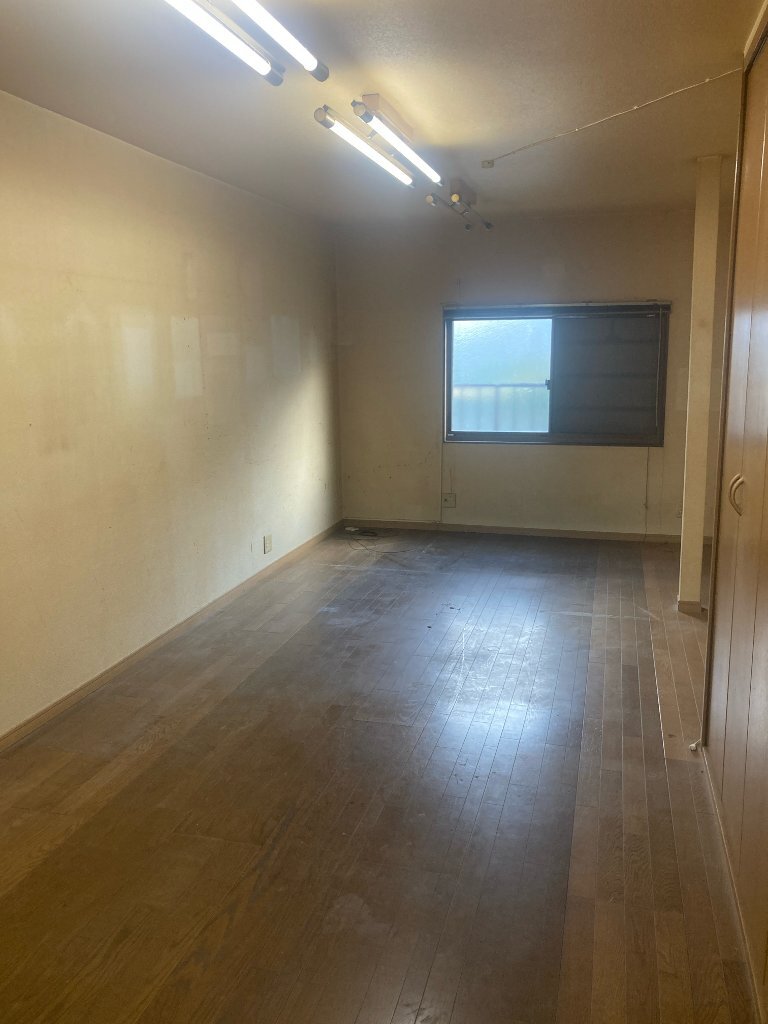 拡大写真：大冠事務所付倉庫　【近隣月極駐車場有】 1-2の室内