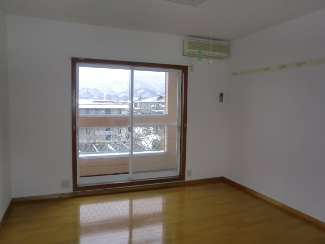 拡大写真：山形市千歳１丁目 3階302の洋室