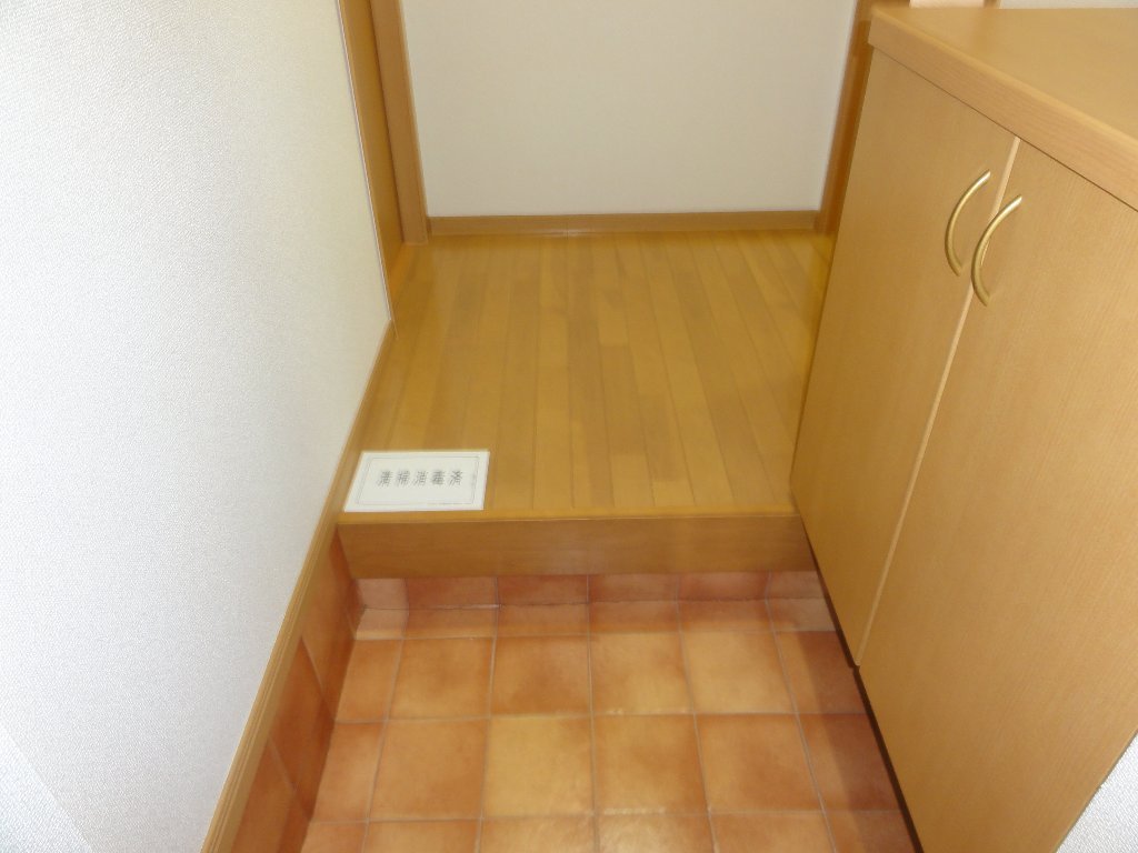 拡大写真：宇治市木幡金草原 1階101の玄関