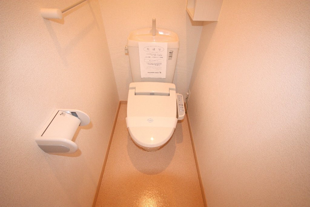 拡大写真:高松市鶴市町 1階103のシャワー付トイレ