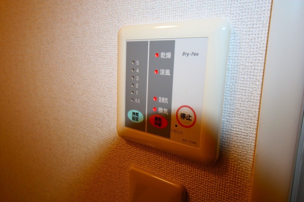 拡大写真:レオパレス秋桜 1階102の浴室乾燥機