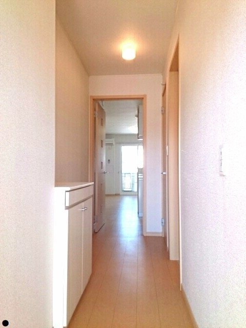 拡大写真:サンウエスト 1階105の廊下