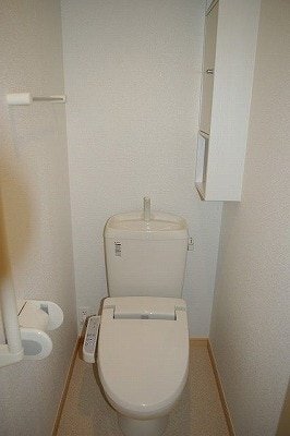 拡大写真:サンウエスト 1階105のシャワー付トイレ