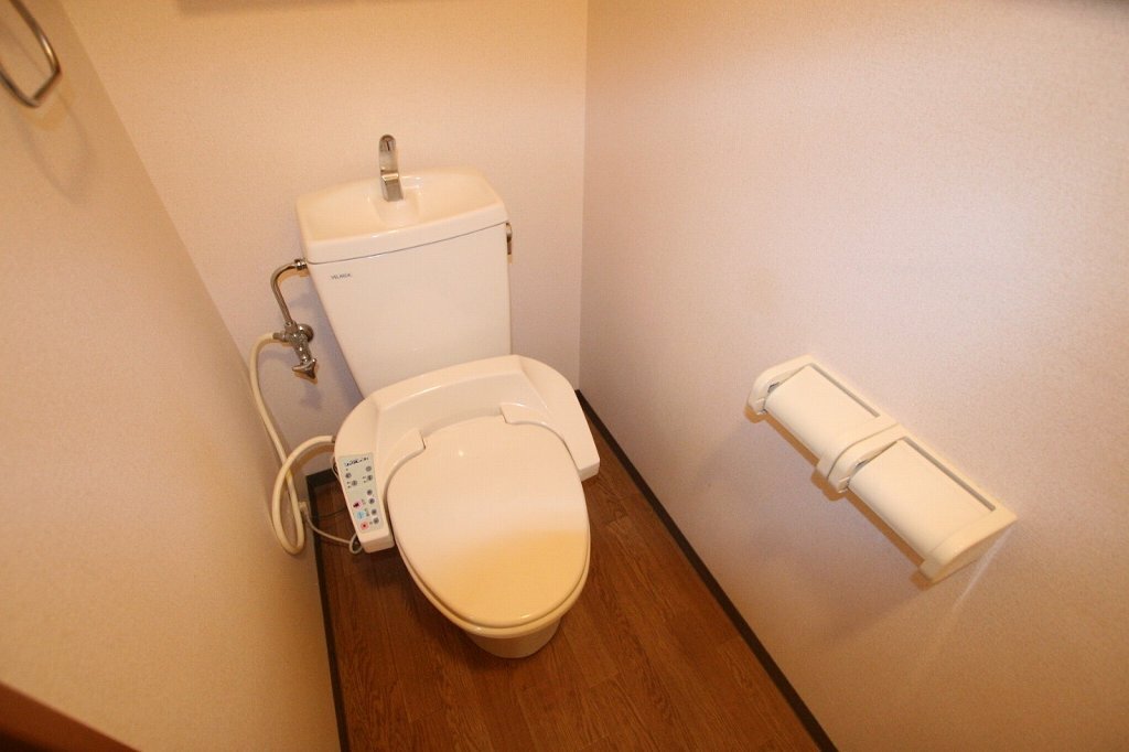 拡大写真:高松市林町 1階202のシャワー付トイレ