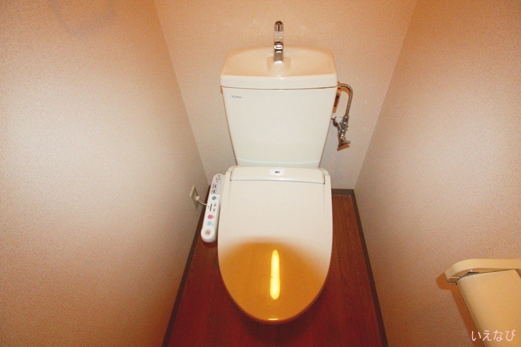 拡大写真:高松市林町 3階302のシャワー付トイレ