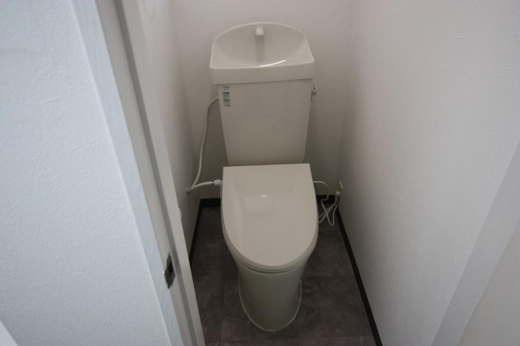 拡大写真:ハイマート屋島 4階408のトイレ