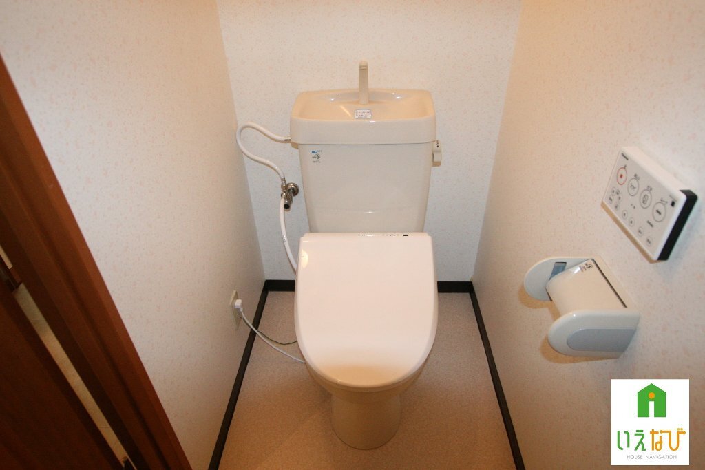 拡大写真：高松市鹿角町 2階302のシャワー付トイレ