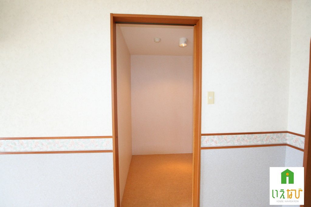 拡大写真：高松市鹿角町 2階302のクローゼット