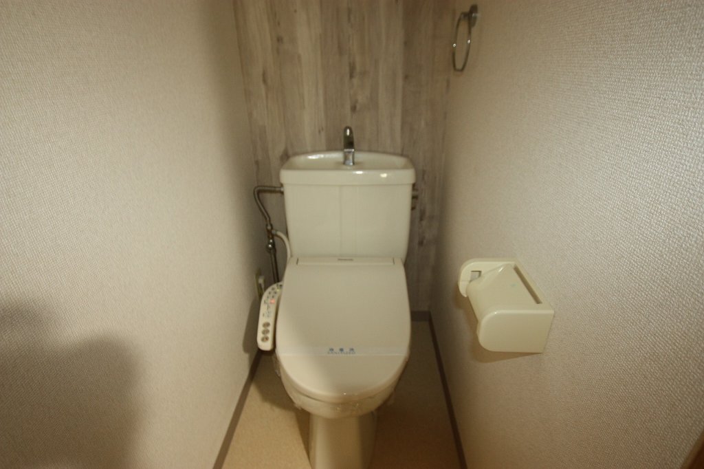 拡大写真:高松市多肥下町 2階205のシャワー付トイレ