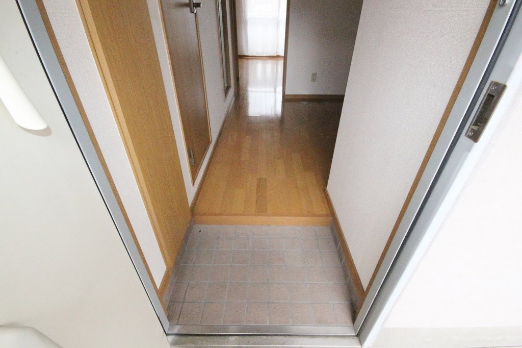 拡大写真:高松市松縄町 3階303の玄関