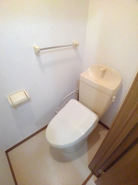 拡大写真:仲多度郡琴平町苗田 1階103のシャワー付トイレ