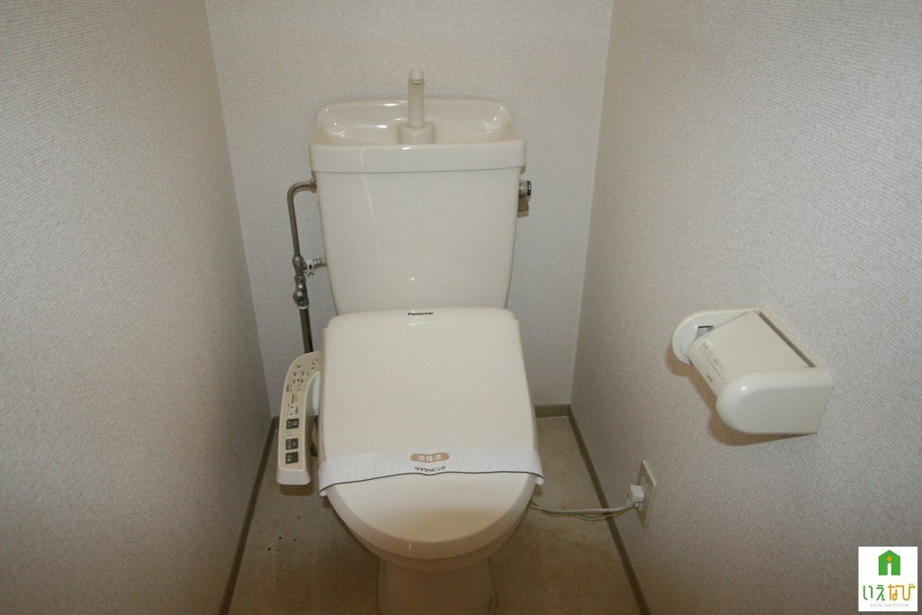 拡大写真：高松市松縄町 2階202のシャワー付トイレ