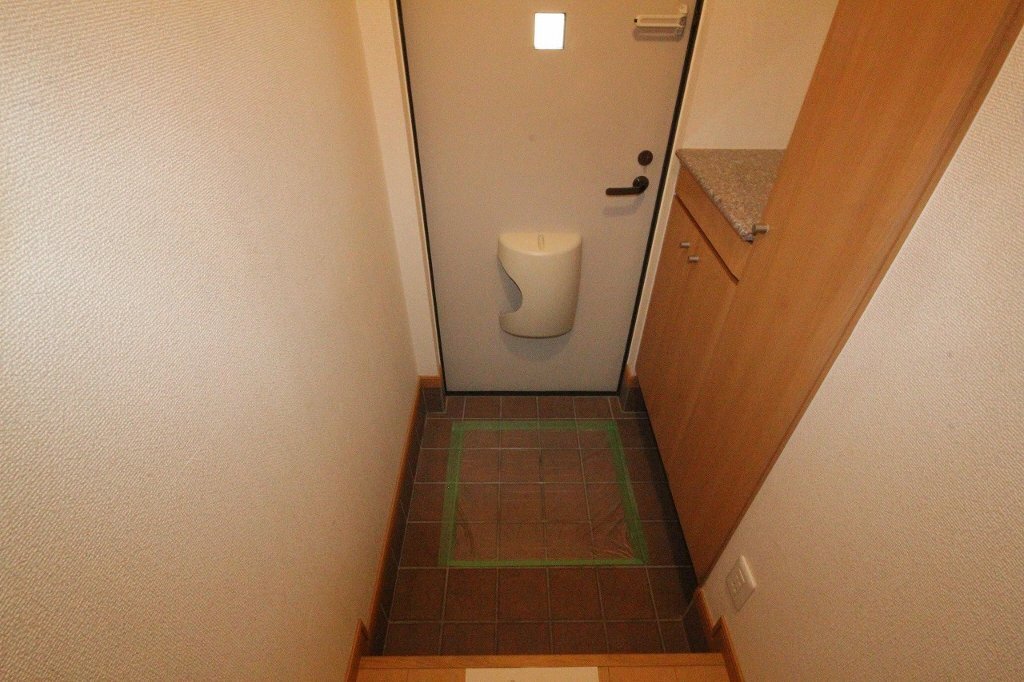 拡大写真：高松市牟礼町原 2階201の玄関