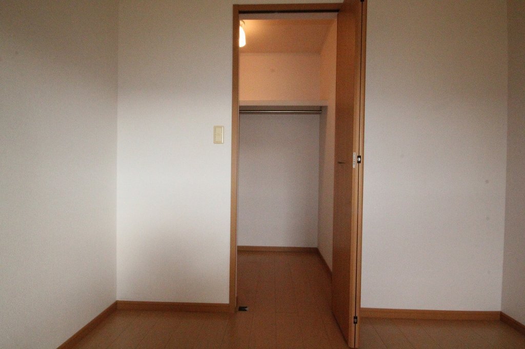 拡大写真：高松市牟礼町原 2階201のクローゼット