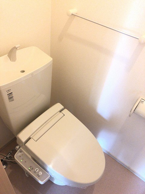 拡大写真:善通寺市弘田町 1階102のシャワー付トイレ