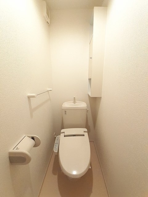 拡大写真:丸亀市御供所町1丁目 2階202のシャワー付トイレ