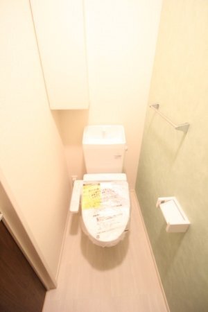 拡大写真:丸亀市塩屋町1丁目 1階106のシャワー付トイレ