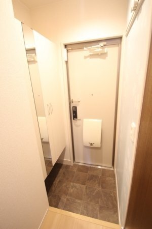 拡大写真:丸亀市塩屋町1丁目 2階201の玄関