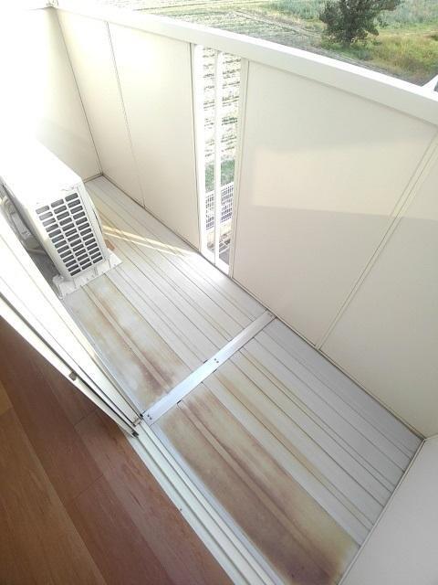 拡大写真:仲多度郡まんのう町四條 2階202のベランダ