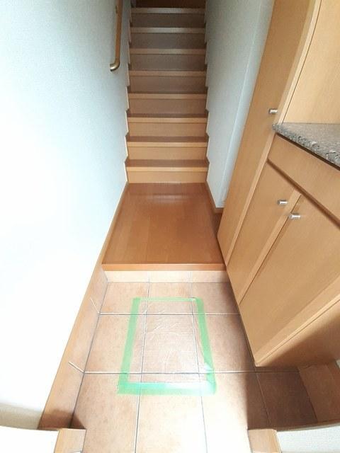 拡大写真:サン・フィールドB 2階203の玄関