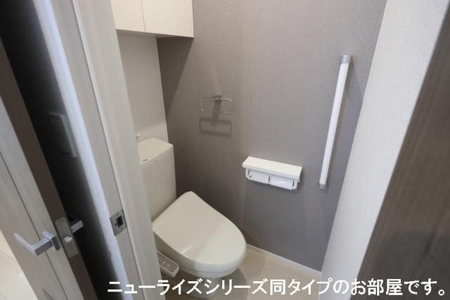 拡大写真:グラン ボヌール 1階102のシャワー付トイレ