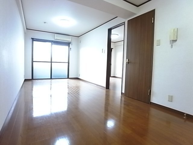 拡大写真：新栄プロパティ羽曳が丘 3階301のリビング