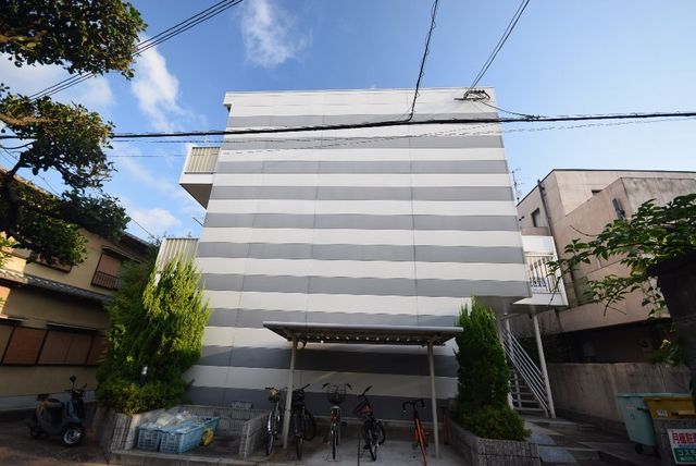 拡大写真：レオパレス本町 2階205の外観写真（昼）