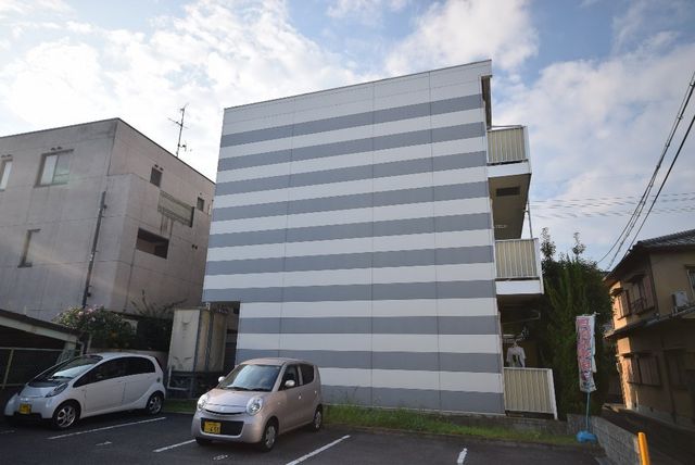拡大写真：レオパレス本町 2階205の外観写真（昼）