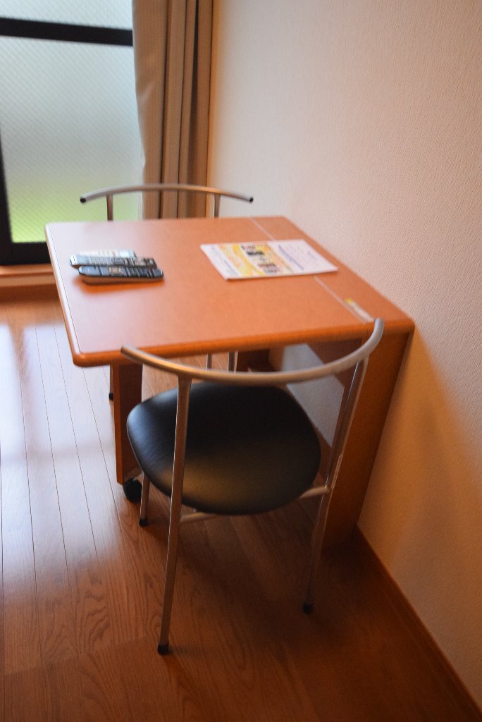 拡大写真：レオパレスノースアイランドⅢ 1階101のテーブル付