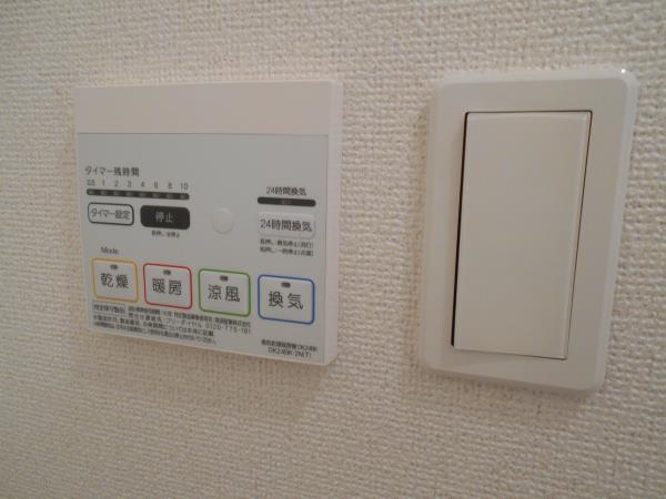 拡大写真:ヒルサイドスクエア 2階203の浴室乾燥機