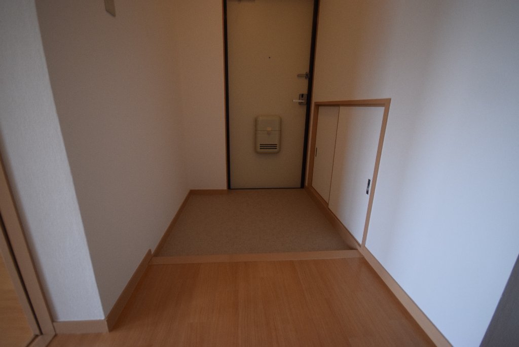 拡大写真：本町八幸ハイツ 2階203の玄関