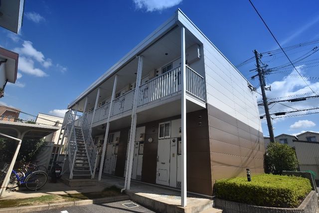 拡大写真：レオパレス東山本 1階106の外観写真（昼）