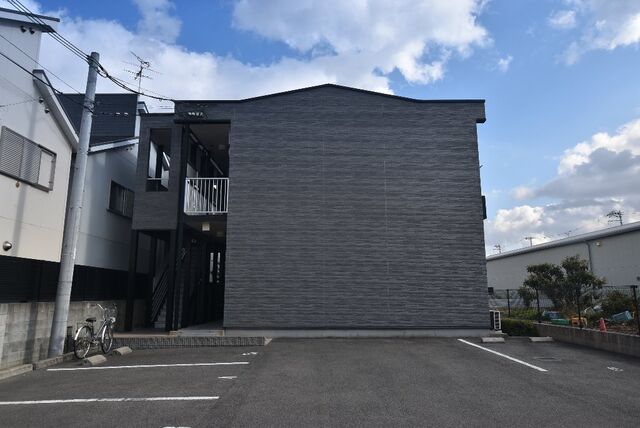拡大写真：レオパレスエクセラ 1階207の外観写真（昼）