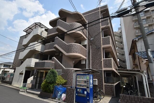 拡大写真：サンフレール八尾 3階301の外観写真（昼）