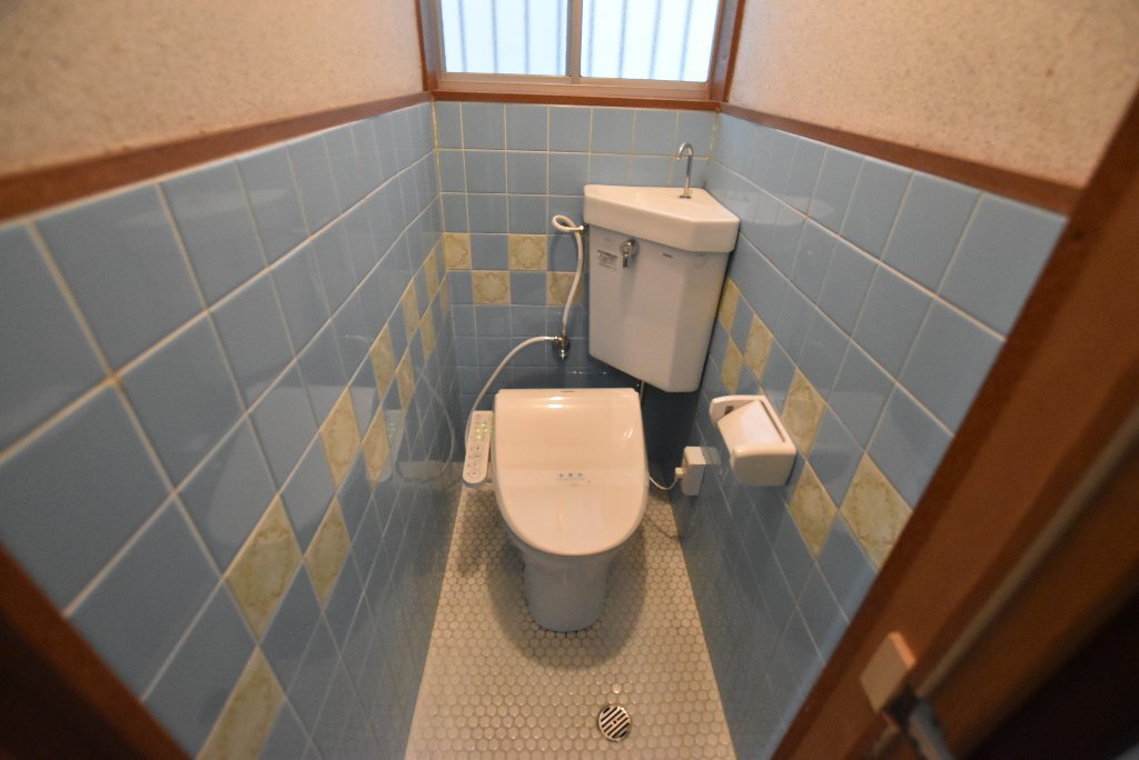 拡大写真：大和郡山市小泉町戸建貸家 2階1のトイレ