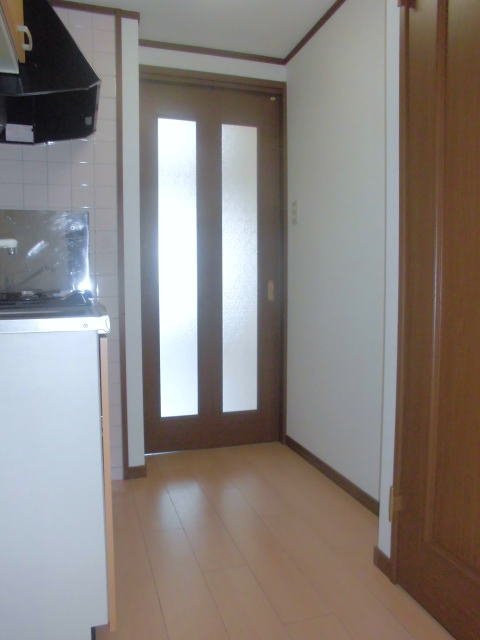 拡大写真：カンフィデンス三ヶ森 2階205のキッチンバックスペース