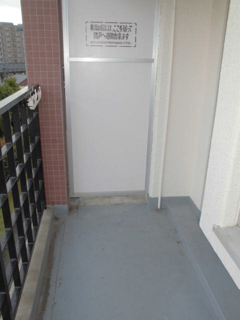 拡大写真：コンドミニアム穴生駅前 4階402のベランダ
