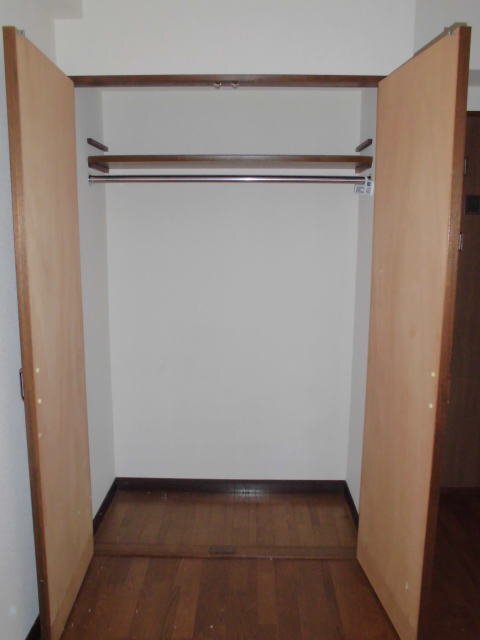 拡大写真：コンドミニアム穴生駅前 4階402のクローゼット