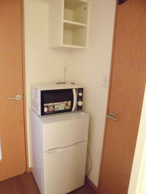 拡大写真：レオパレス グランドゥール綾 2階201の冷蔵庫・電子レンジ