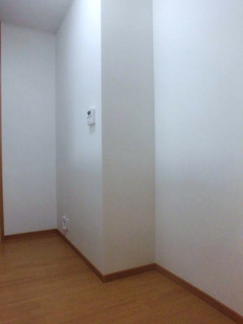 拡大写真：アルベロ 2階205のキッチンバックスペース