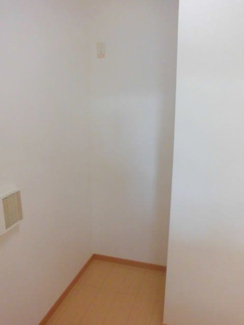 拡大写真：ランドコア木屋瀬 2階203の冷蔵庫置場