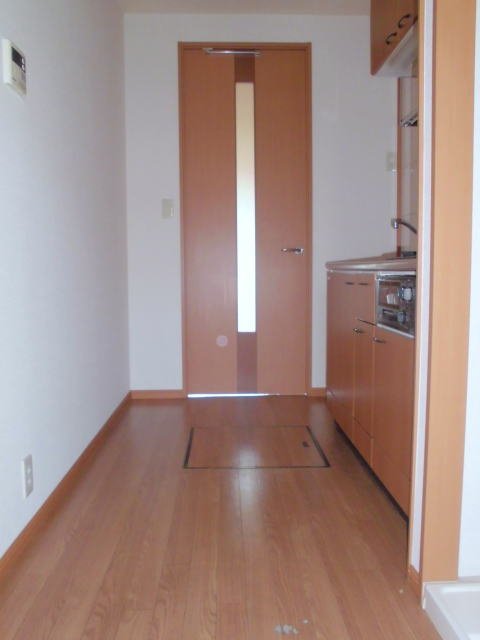 拡大写真：アムールハイツ・おおば 2階203のキッチンバックスペース