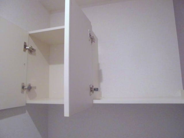 拡大写真：ココメゾンⅡ 1階102のトイレ上部収納
