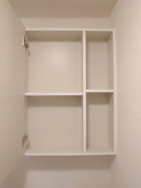 拡大写真：トレス古前 1階102のトイレ上部収納
