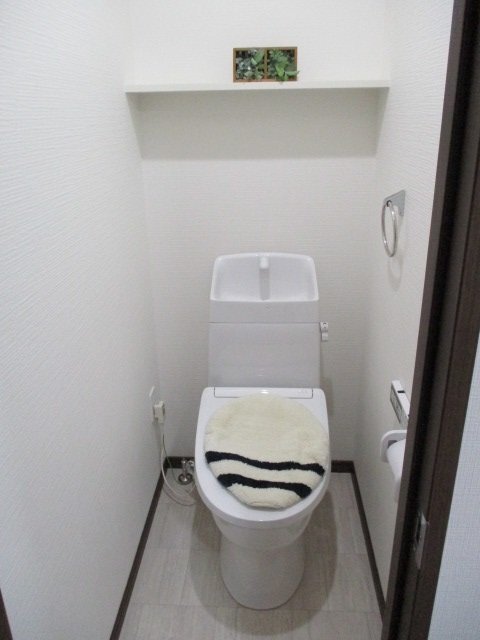 拡大写真：東近江市市子殿町 1階103のシャワー付トイレ